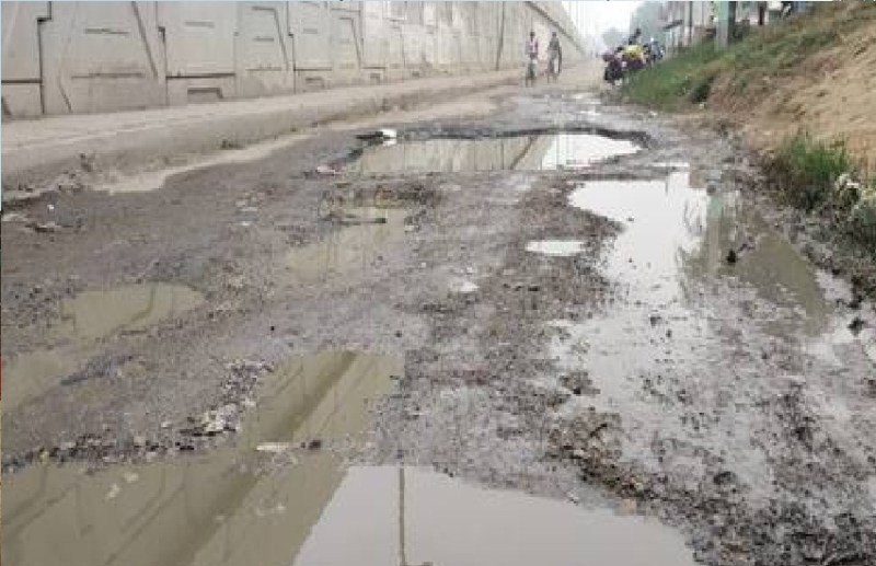 त्योहारी सीजन में भी हिचकोले खाने की मजबूरी, अब तक शुरू नहीं हो पाई सर्विस रोड की मरम्मत