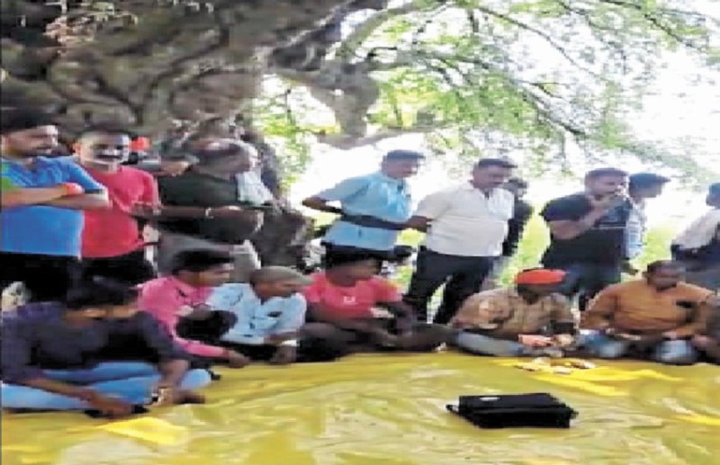 Crime News: सीपत के देवरी में चल रहा लाखों का फड़, जुआरी लगा रहे दांव, पुलिस को नहीं भनक