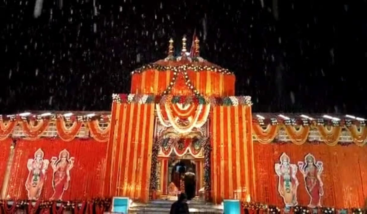 Video: दिवाली पर ‘बद्रीनाथ धाम’ का शृंगार कर रहा ‘आकाश’, देखें अद्भुत नजारा