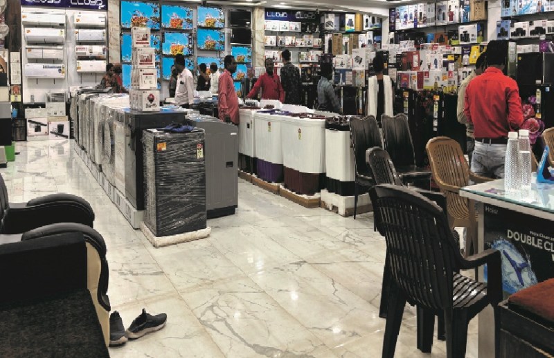 Diwali 2023: धनतेरस की धूम, बाजार में बूम, देर रात तक दुकानों में रही ग्राहकों की भीड़