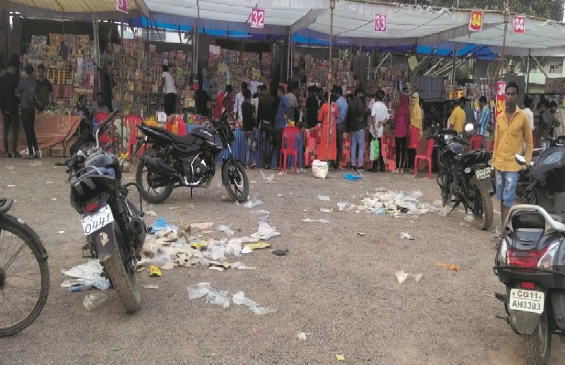 CG News: हाईस्कूल मैदान में लगी पटाखा दुकानों में दूरी के मानक को किया नजरअंदाज