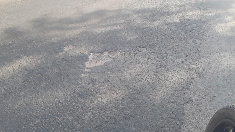 जवाहर रोड में उखडऩे लगी सड़क