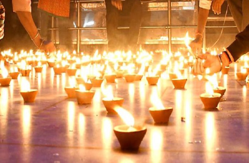 हजारों साल से अंधेरा दूर करते आ रहे हैं दीपक, पुरानी है परंपरा