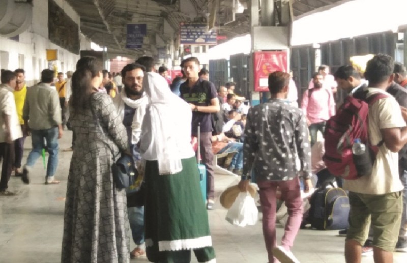 CG News: त्योहारी सीजन में यात्रियों की बढ़ी मुश्किल, ट्रेनों में बढ़ गई भीड़