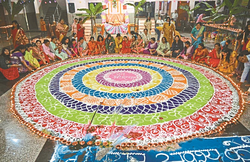 Diwali 2023: घर का कोना-कोना दमका, मां लक्ष्मी के स्वागत में जले 13 दीप