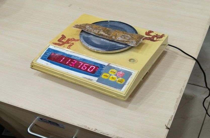 दुबई से यात्री पैंट में छिपाकर ले आया लाखों का सोना, पकड़ाया