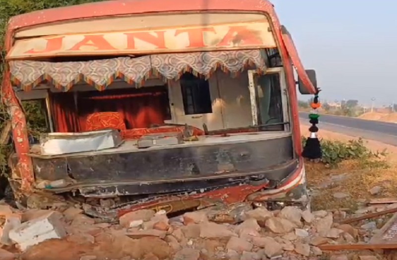 राजस्थान में दो दर्दनाक हादसे : कार सवार चार जनों की मौत, 50 से ज्यादा बस यात्री घायल
