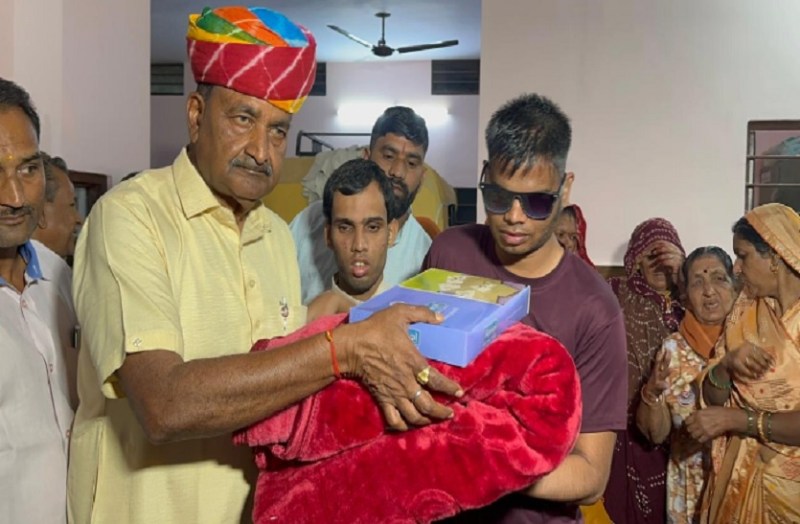 कांग्रेस प्रत्याशी सीताराम अग्रवाल ने नेत्रहीन बच्चों के साथ मनाई दिवाली, अपने हाथों से खिलाई मिठाई