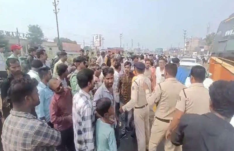 आक्रोशित लोगों ने किया पथराव