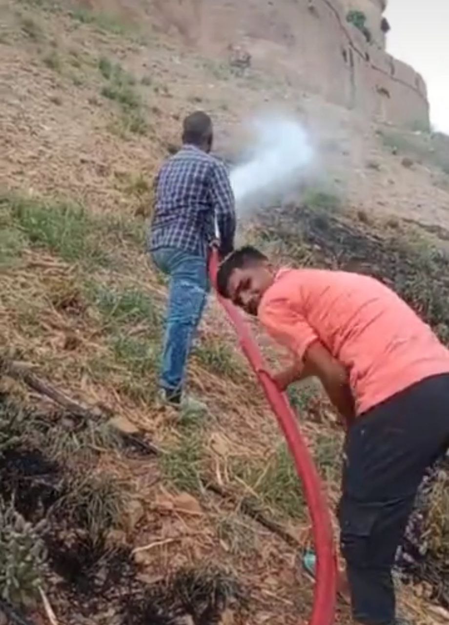 दिवाली की खुशियों के बीच मिले जख्म: किले के परकोटे में दो बार लगी आग, जली घास