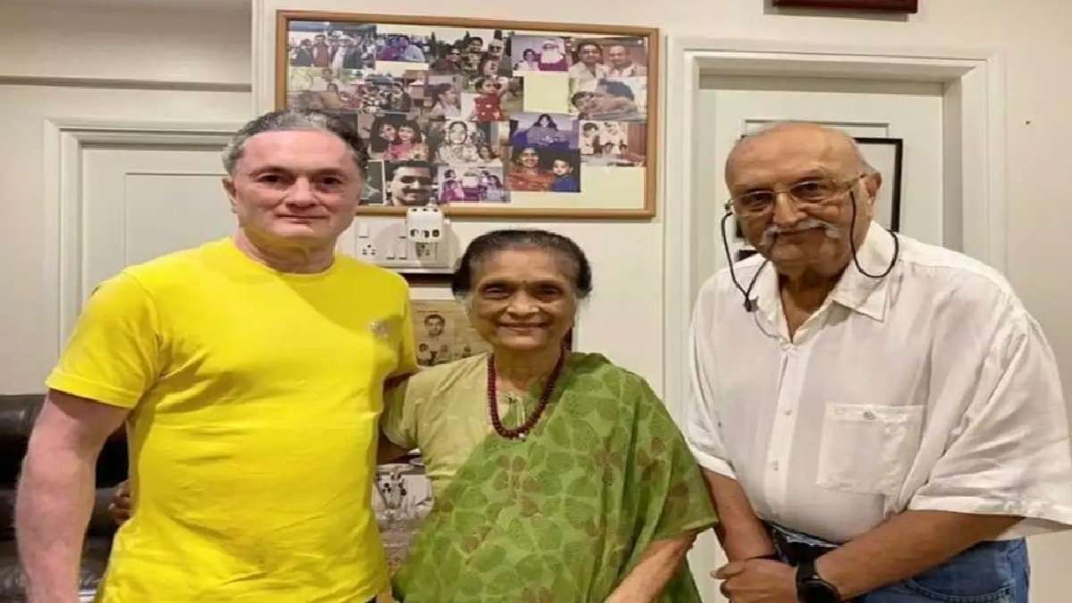 gautam_with_his_mother_and_father_vijaypat_singhania.jpg