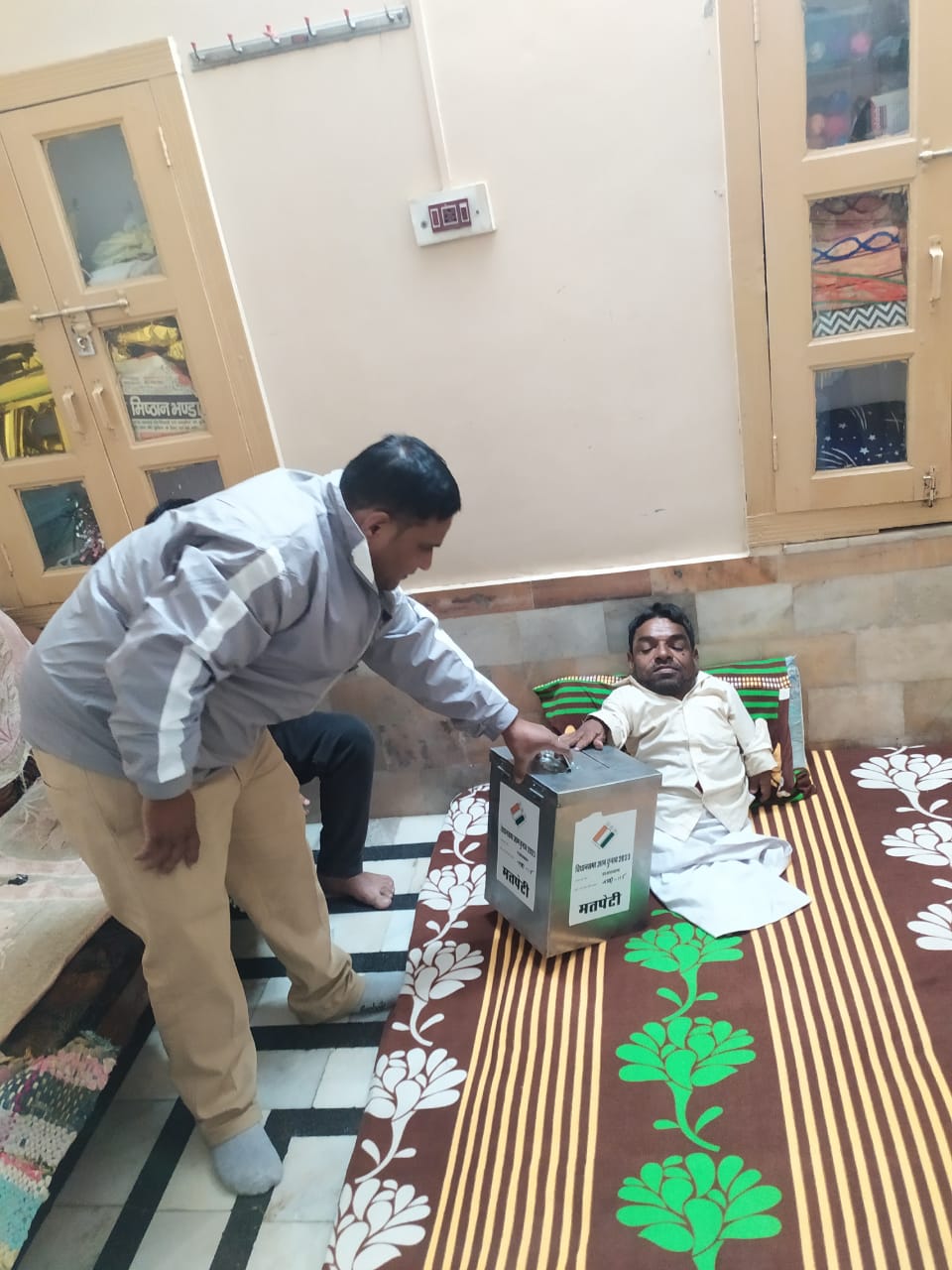 बुजुर्ग एवं दिव्यांग मतदाताओं ने घर से किया मताधिकार का प्रयोग