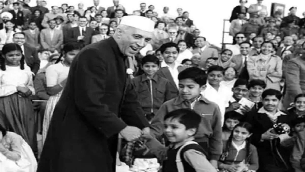 jawaharlal_nehru_with_childrens.jpg