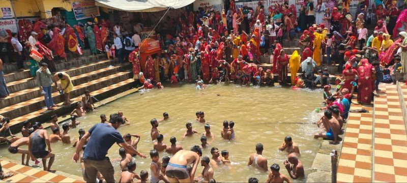 सोमवती अमावस्या पर लोहार्गल धाम में श्रद्धालुओं ने लगाई आस्था की डुबकी