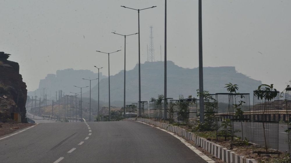 Weather: उत्तरी ठंडी हवाओं ने बाहर निकलवाए गर्म कपड़े