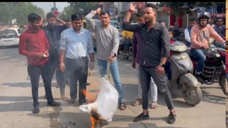 एलबीएस चौराहे पर पुतला दहन करते छात्र पंचायत के लोग