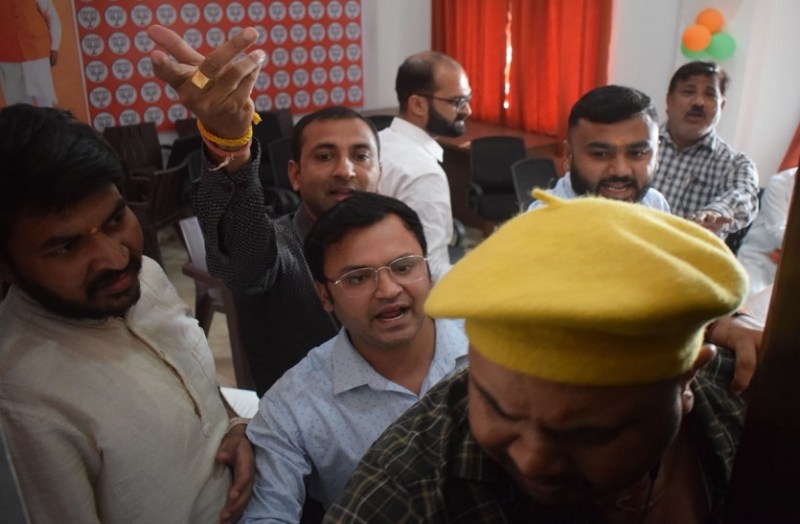 विधानसभा चुनाव: कार्यालय में भाजपा कार्यकर्ताओं में कहासुनी, लॉक तोडकऱ खोला गेट