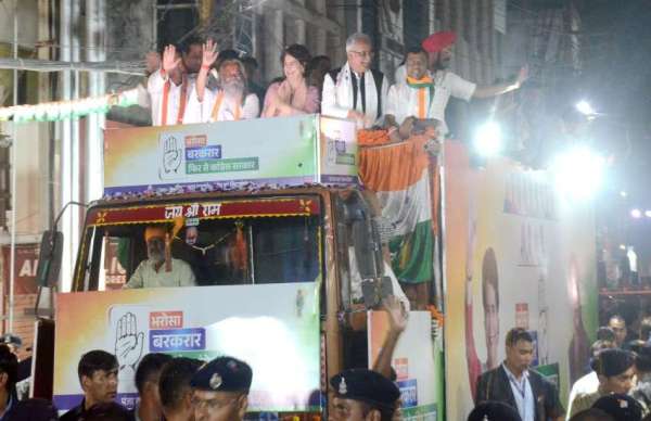 राजधानी रायपुर मे प्रियंका गाँधी का ऐतिहासिक रोड शो