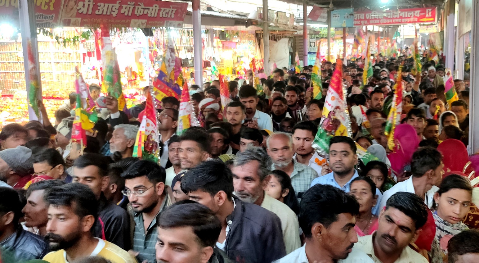 बाबा के जयकारों से गूंजी रुणीचा नगरी, लगी लंबी कतारें