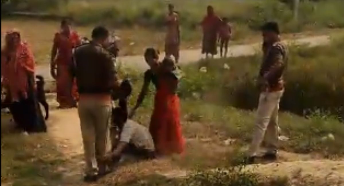 Video: दिव्यांग के साथ पुलिस की बर्बरता का वीडियो, पापा को छोड़ दो… गिड़गिड़ाते
रहे बच्चे, पीटती रही पुलिस