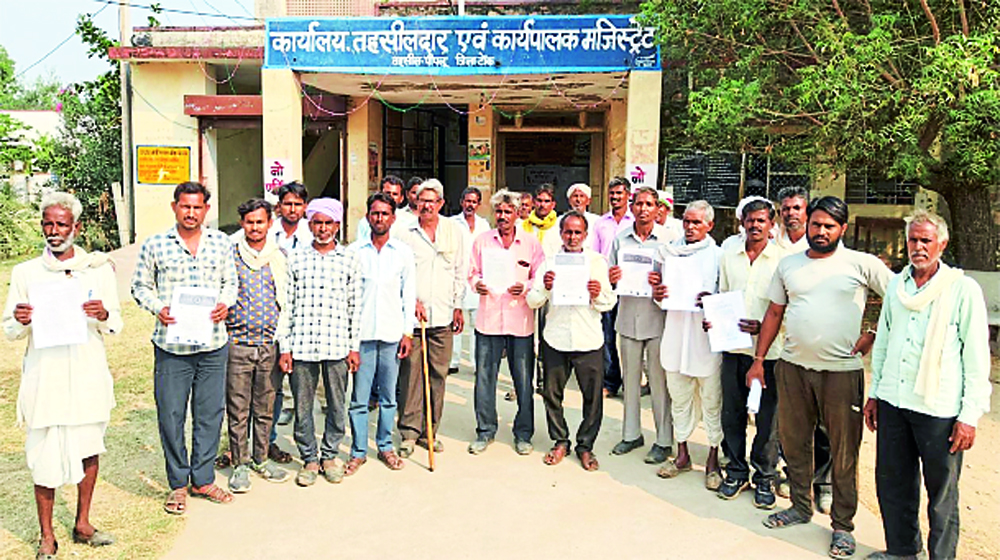 पटवारी की गलती से नष्ट हो रहे सार्वजनिक तालाब, ग्रामीणों ने प्रशासन से लगाई गुहार