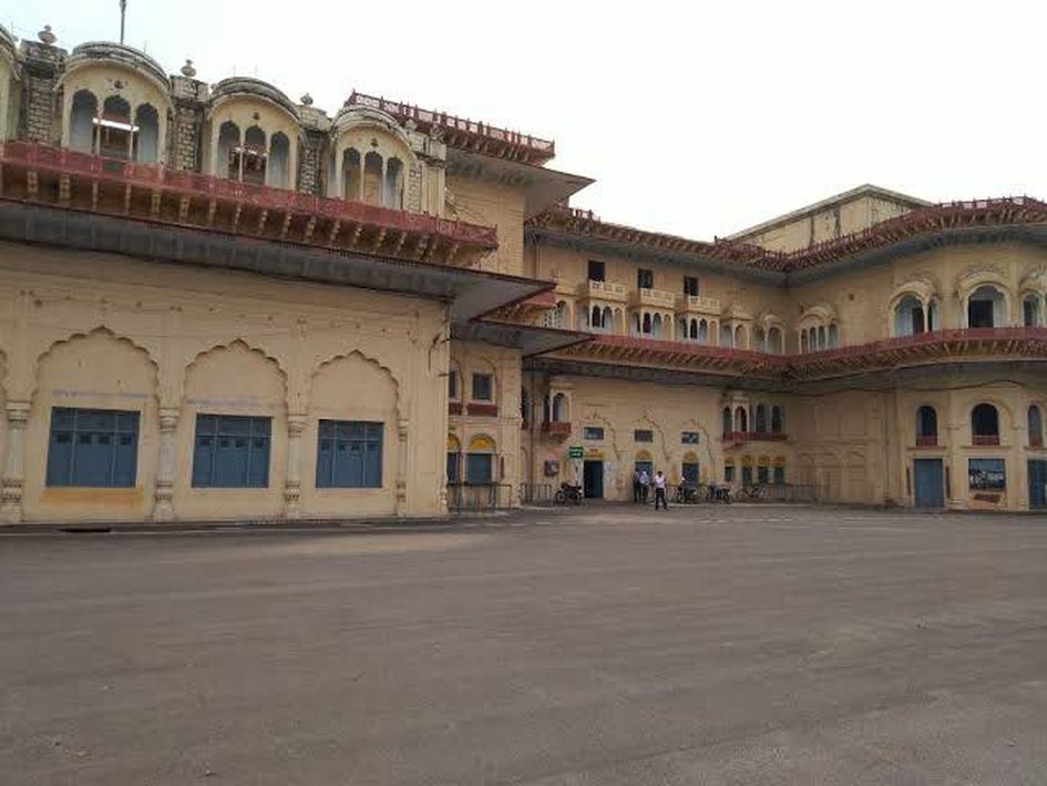 राजर्षि कॉलेज में कैंटीन बंद, विद्यार्थियों को हो रही परेशानी