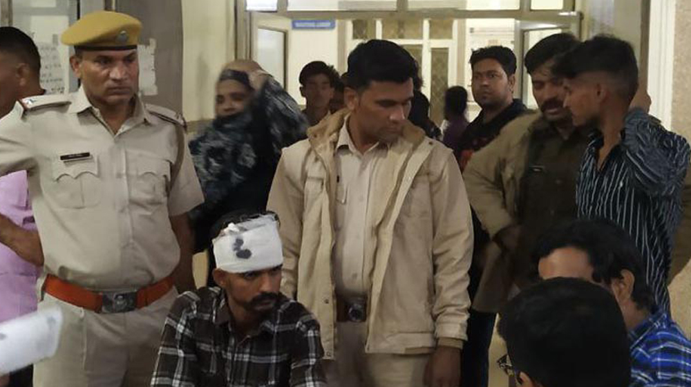 हमले में युवक घायल, भीड़ ने अस्पताल का दरवाजा तोड़ा