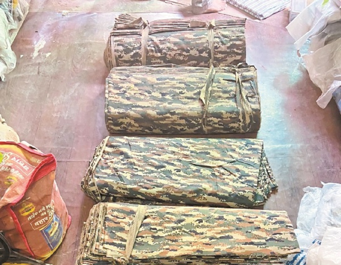 दुकान पर बेच रहे थे सेना के कपड़े व बैल्ट, किया जब्त