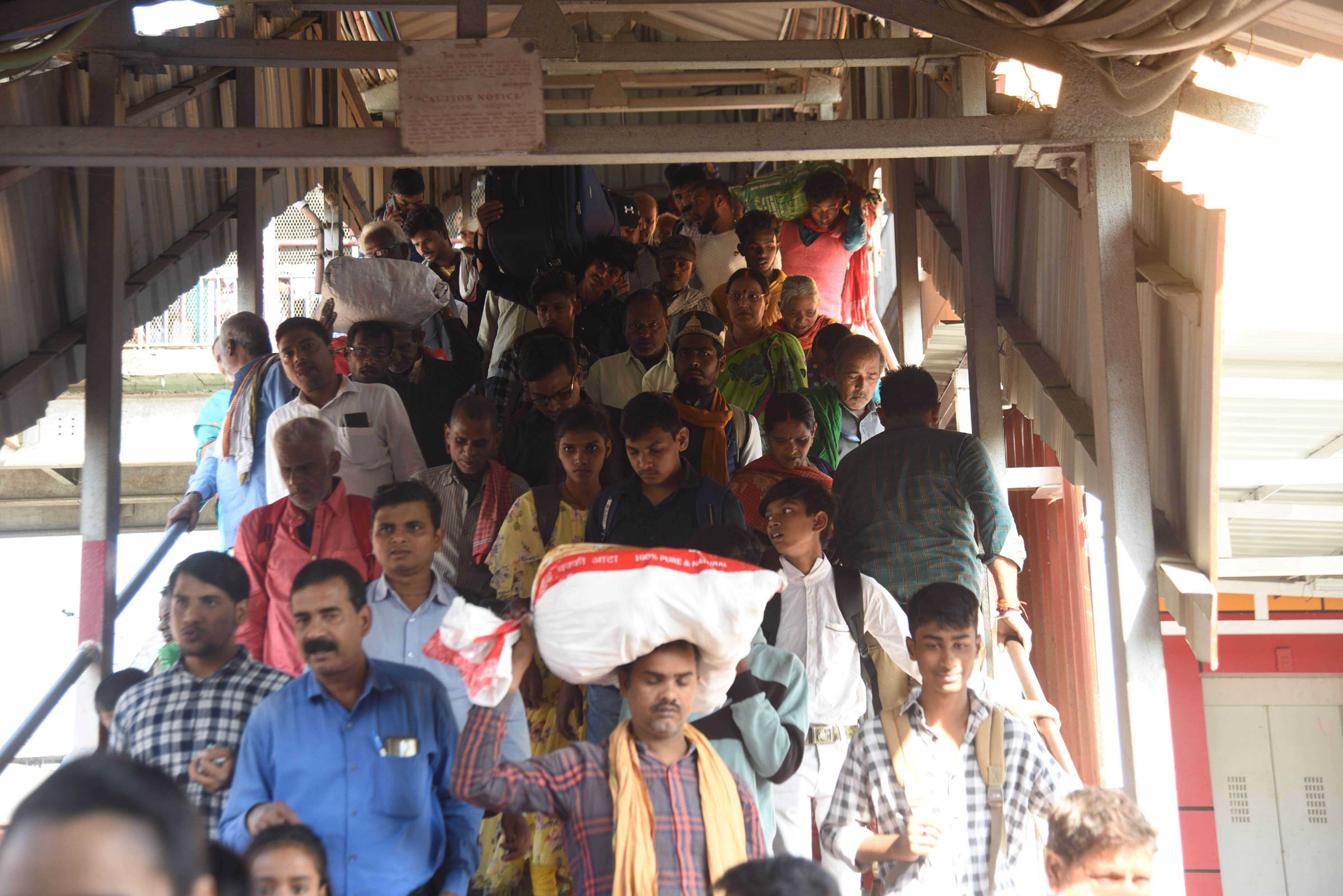 PICS : छठ पर्व पर रेलवे स्टेशनों पर उमड़ रहा यात्री-सैलाब