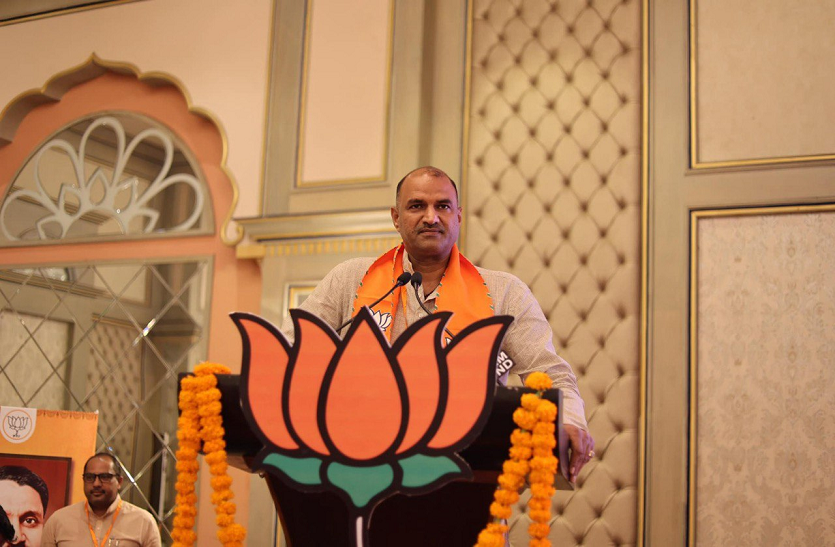 मुख्यमंत्री गहलोत की सरकार में सरकारी कार्यालय सोना उगलते है - सीपी जोशी