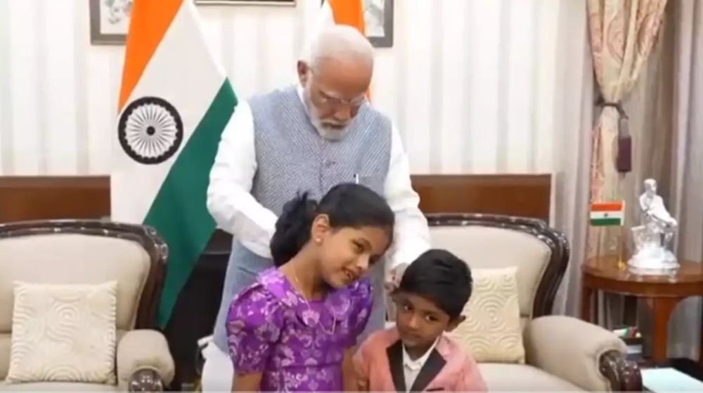 PM Modi became a child with children, showed magic video viral
