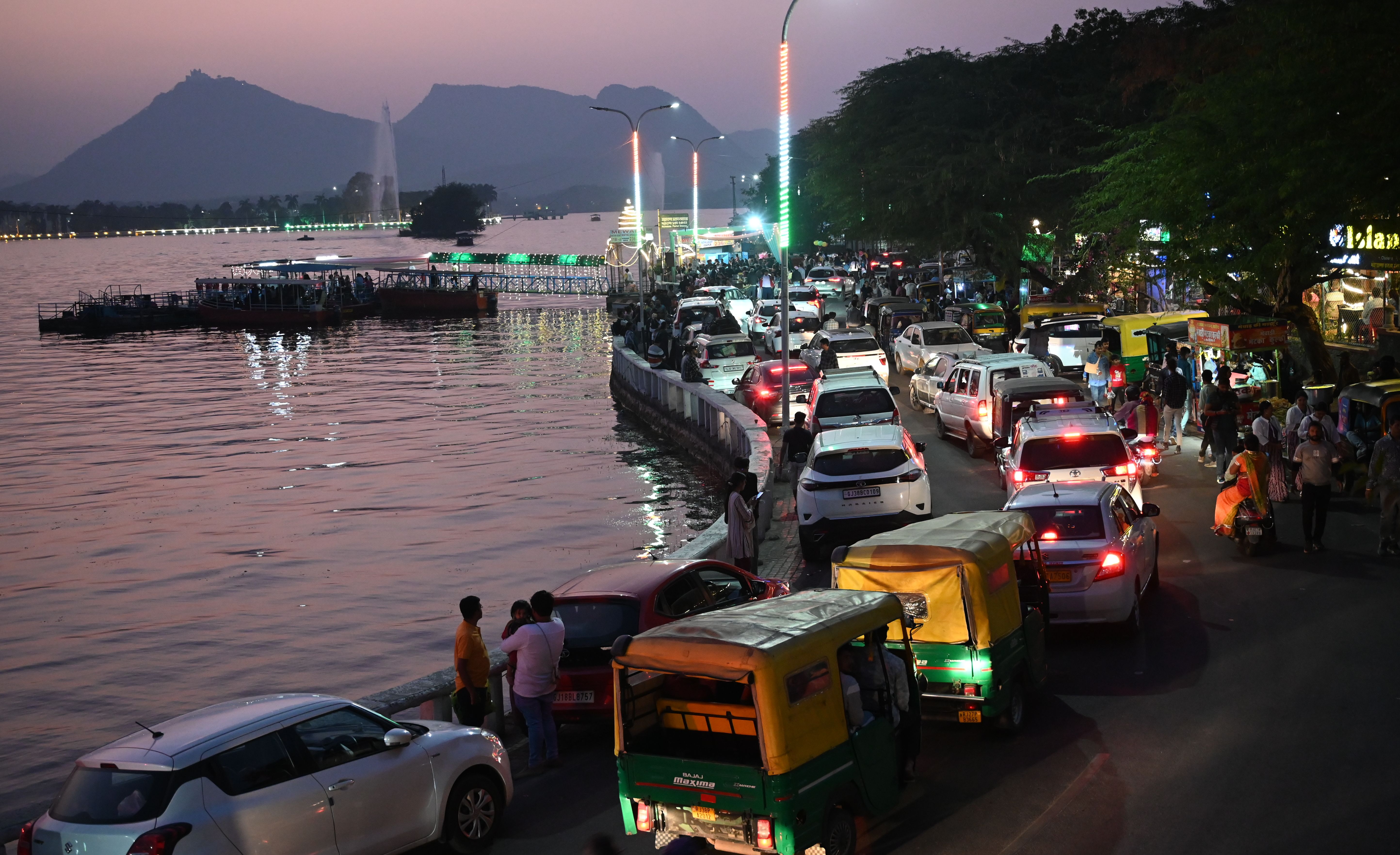 tourists_in_udaipur.jpg