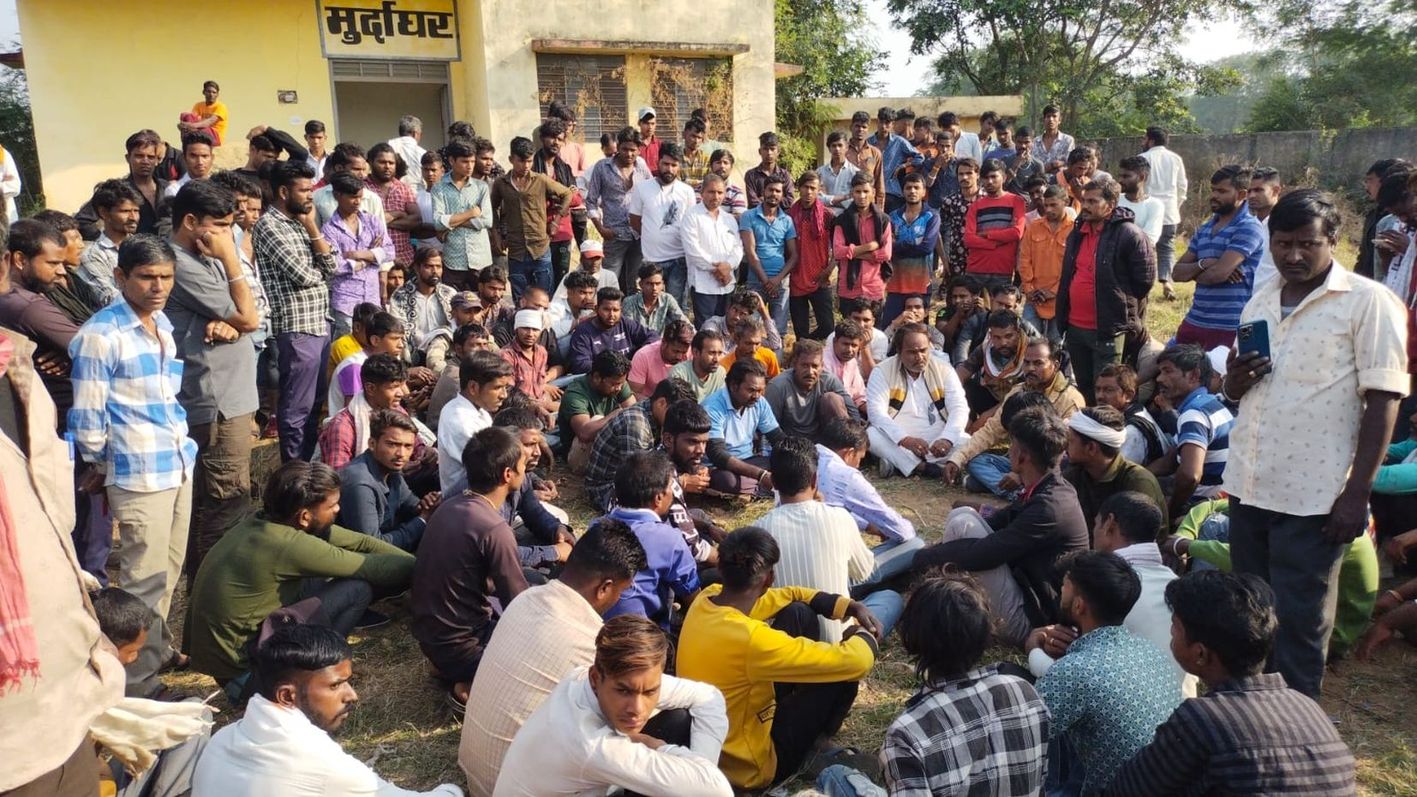 हत्या की आशंका जताते हुए अस्पताल की मोर्चरी के बाहर विरोध-प्रदर्शन