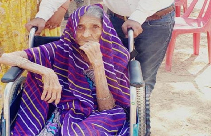 101 साल की बुजुर्ग व्हील चेयर पर पहुंची मतदान केंद्र