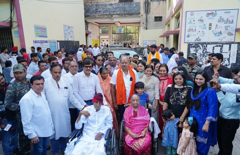 CG Second Phase voting 2023 : बृजमोहन अग्रवाल ने पूरे परिवार के साथ किया मतदान, बोले- हमें विश्वास है बीजेपी जीतेगी