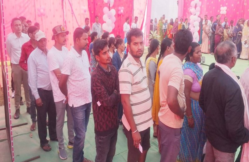 कोरबा में राजस्व मंत्री जयसिंह, महापौर राजकिशोर और कलेक्टर सौरभ कुमार ने किया वोट