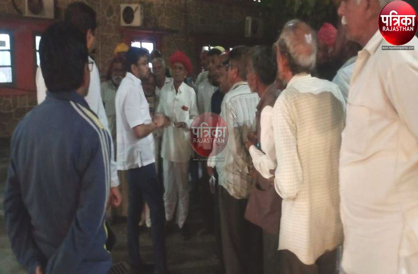 पाली. जिला कलक्टर से देर शाम वार्ता करते कंटालिया के किसान। पत्रिका