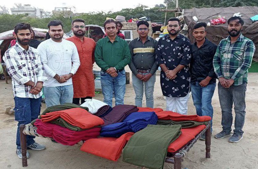 उनकी ‘हैप्पीनेस’ के लिए.. मिठाई और गर्म कंबल वितरित किए