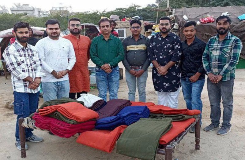 उनकी ‘हैप्पीनेस’ के लिए.. मिठाई और गर्म कंबल वितरित किए