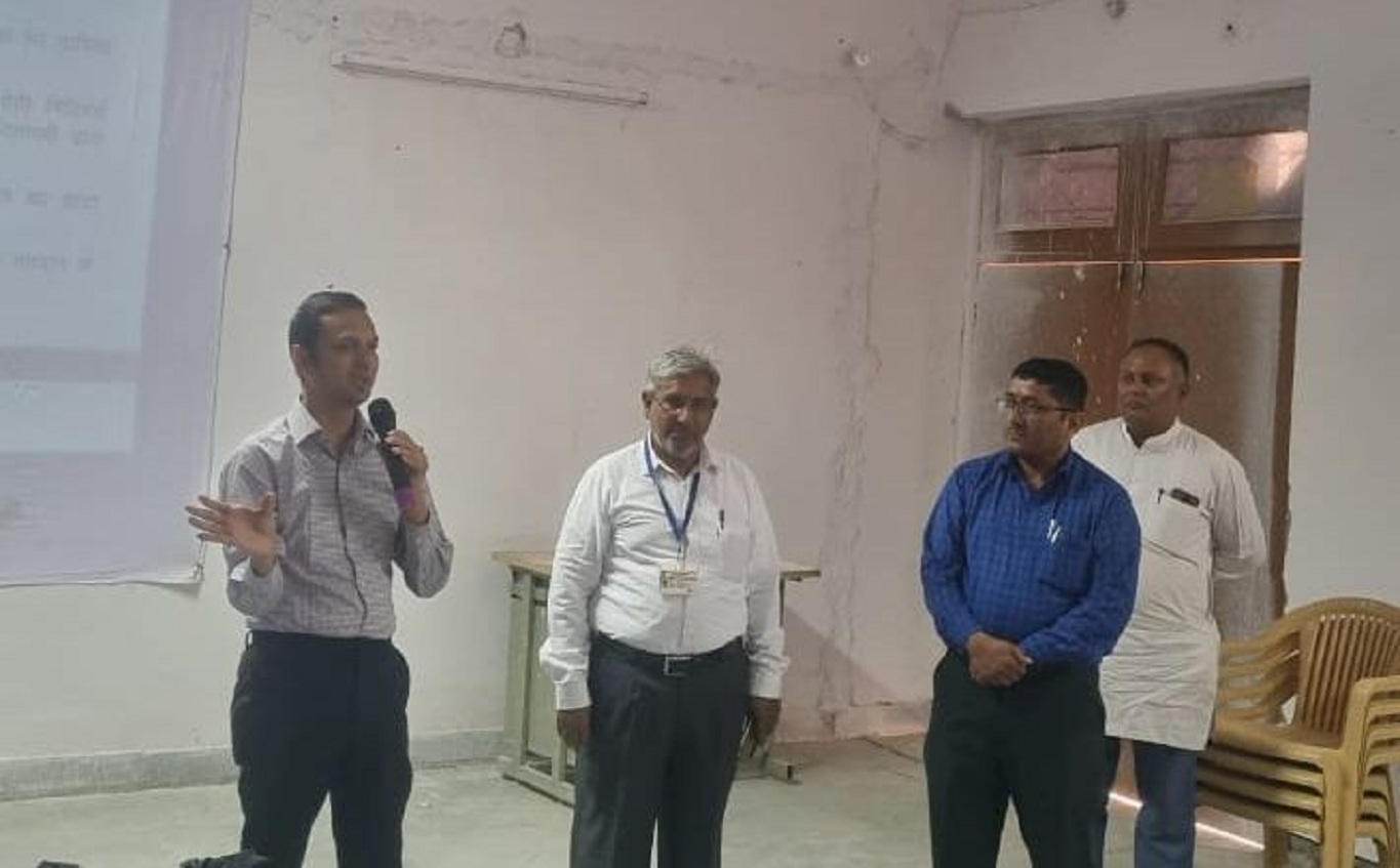 मतदान अधिकारियों के द्वितीय प्रशिक्षण को किया संबोधित
