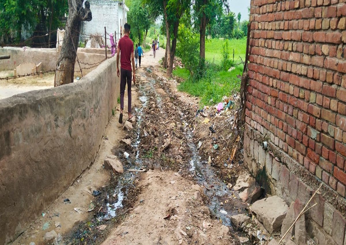 सरकारी स्कूल, मंदिर व कुआं पर जाने को गुजरना पड़ता है कीचड़ से