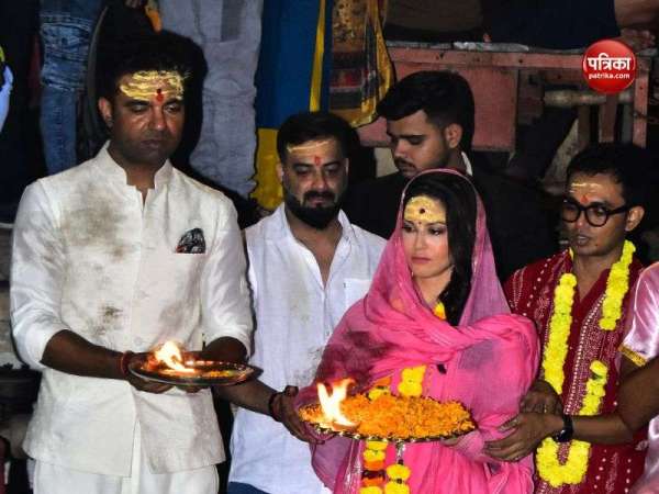 sunny_leone_worshiped_ganga_in_varanasi2.jpg