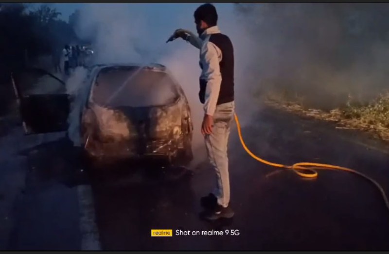 कार में लगी आग, दो जने बाल-बाल बचे