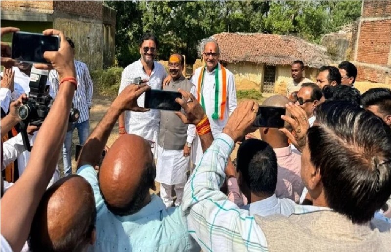 मतदान के बीच विरोधी दल के नेताओं संग नजर आए भाजपा अध्यक्ष अरुण साव...