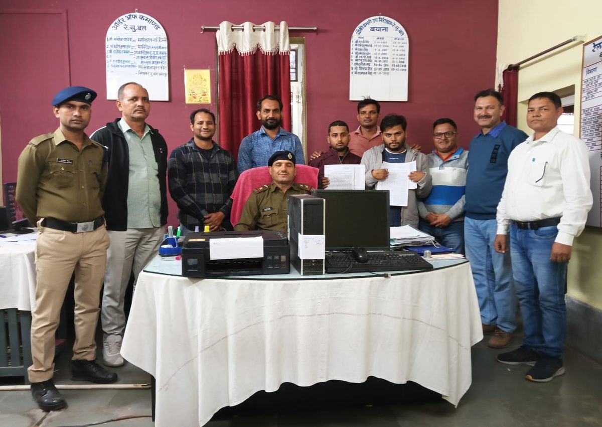 बिना लाईसेंस पर्सनल आईडी से अवैध टिकिट बनाते दो गिरफ्तार