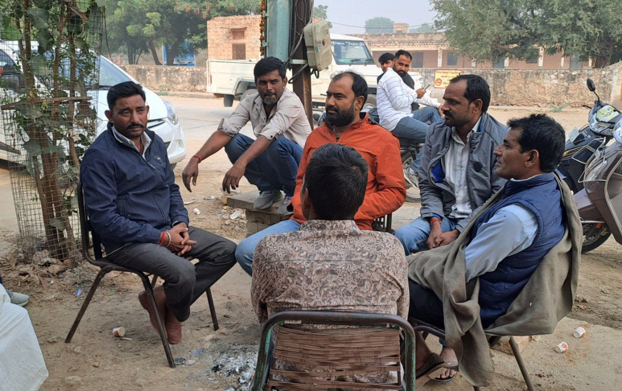 डेह में चुनावी चर्चा करते युवा