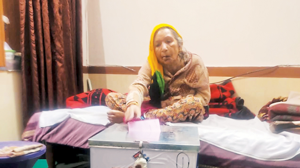होम वोटिंग फार्म भरने वाले दो की मौत, एक अस्पताल में भर्ती