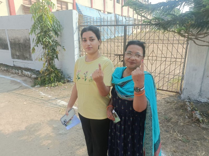 Election: पहली बार मतदान करके खुश हुए युवा, रहा गौरवान्वित क्षण