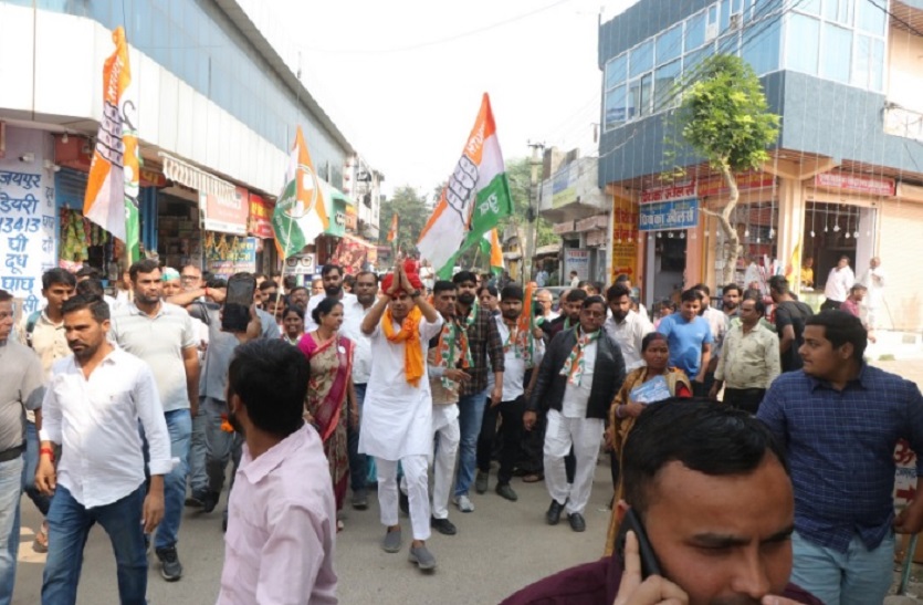 सांगानेर में साध्वी अनादि सरस्वती ने कांग्रेस प्रत्याशी पुष्पेंद्र भारद्वाज ने किया रोड शो