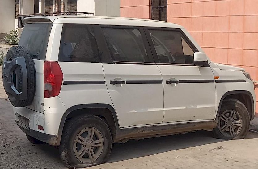 शोरूम के यार्ड से चोरी की निकली लावारिस खड़ी कार